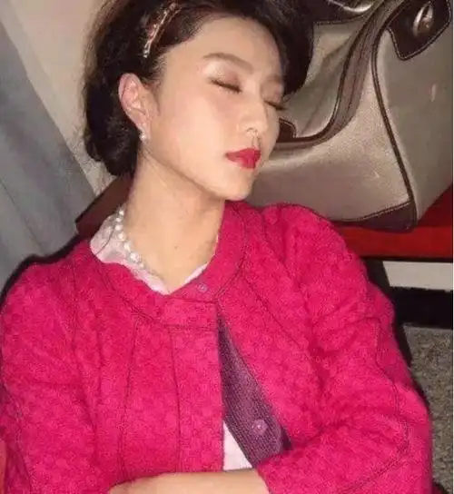 女星睡觉遭偷拍范冰冰睡姿美艳杨颖睡姿太销魂却都输给了她