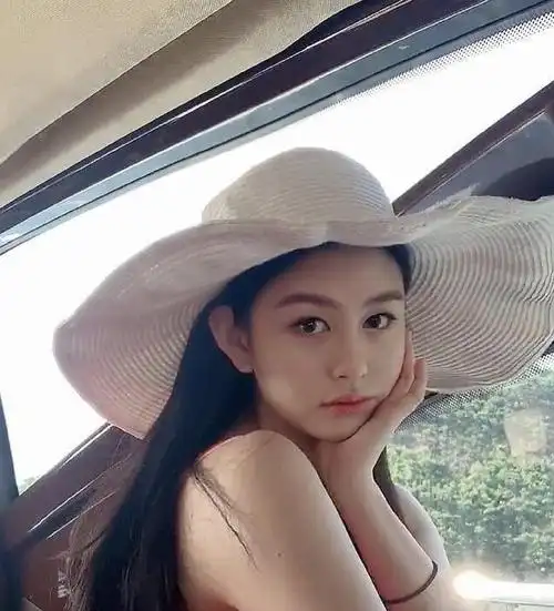 邱淑贞女儿沈月甜美自拍,大气温柔看不腻,不出道怪可惜