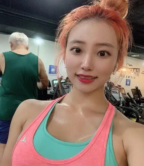 韩国健身美女凹凸身材显曲线一脸汗水是很认真在锻炼了