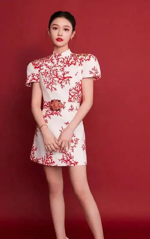 赵露思穿上廉价中国风礼服,俗成了18线网红