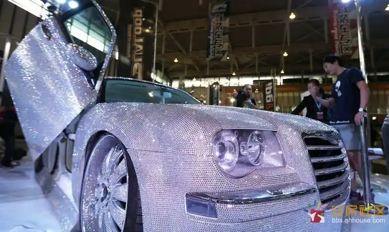 "钻石跑车"亮相南京车展 20万颗水钻镶满克莱斯勒 亮瞎我的眼