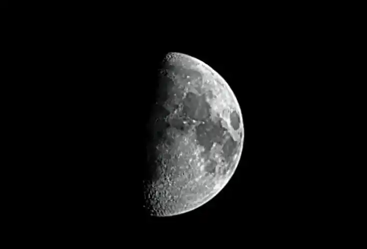 半个月亮爬上来!日出和月升,生命的活力和希望!闪耀着永恒的魅 - 抖音