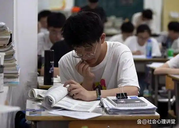 月考当天,小刚坐在考场上,手心冒汗,心跳加速.