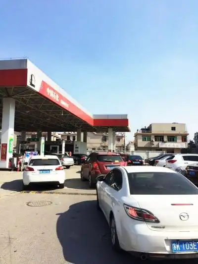 杨庄加油站,车辆排队等待加油.