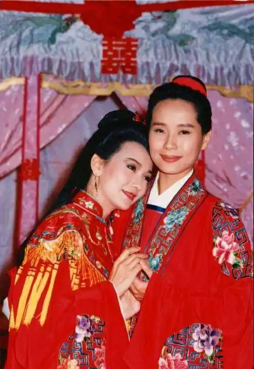 【赵雅芝(白素贞)与叶童(许仙)】这张喜庆,幸福的感觉.
