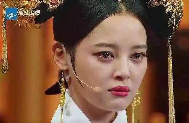 辛芷蕾白色羽毛裙亮相戛纳网友却说像鸡毛掸子