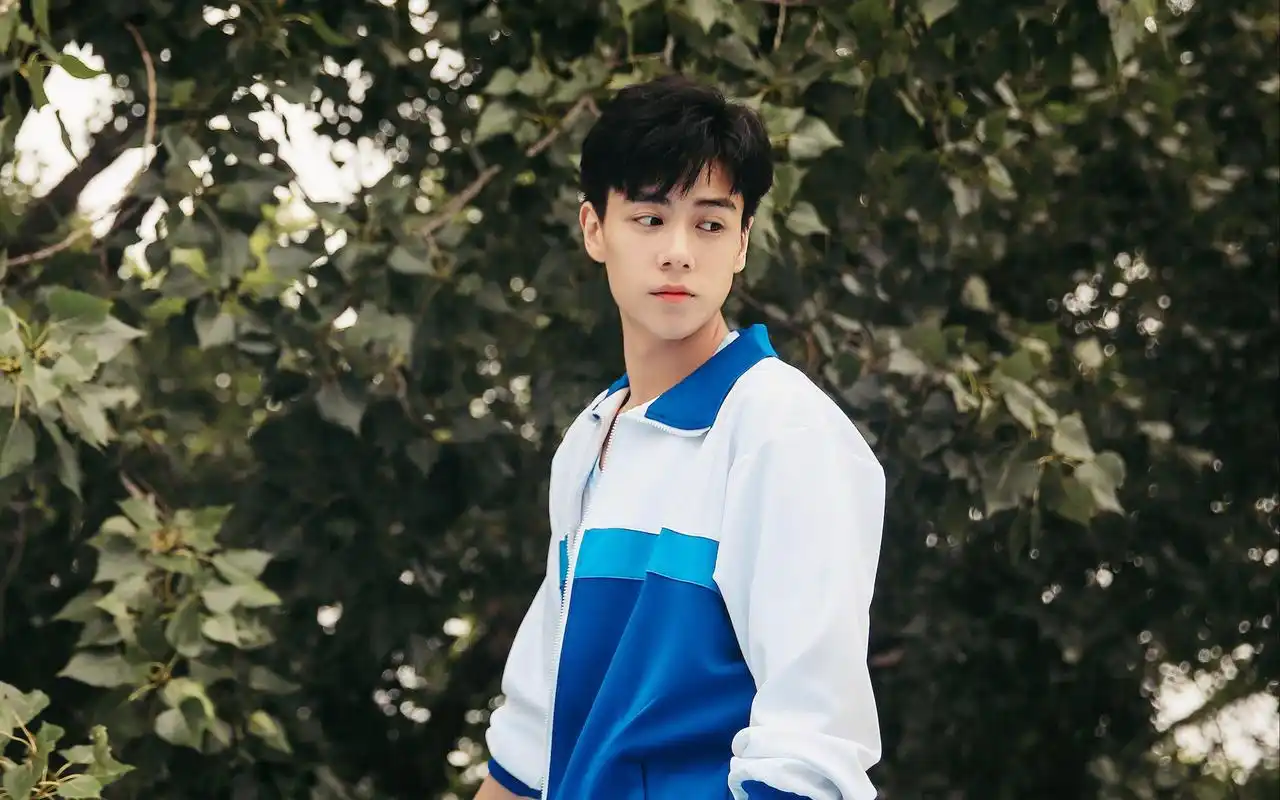 胡一天校服帅气写真高清图片桌面壁纸