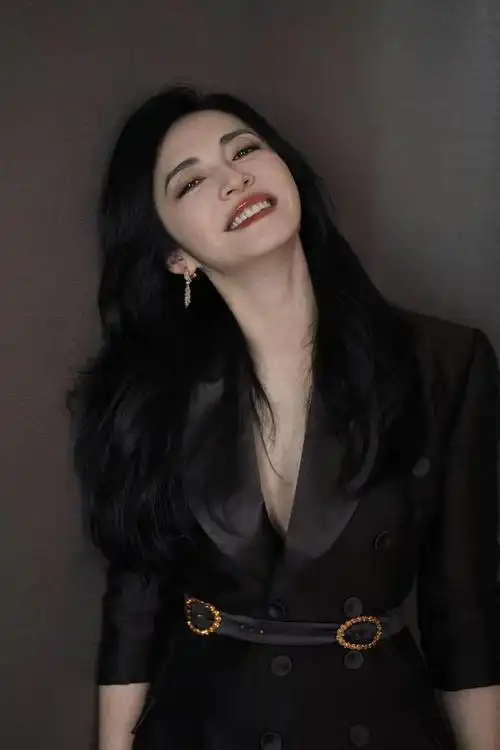 姚晨一袭黑裙亮相m榜荣誉之夜,为荣誉推选专业护航|黄渤|演员|陈可辛