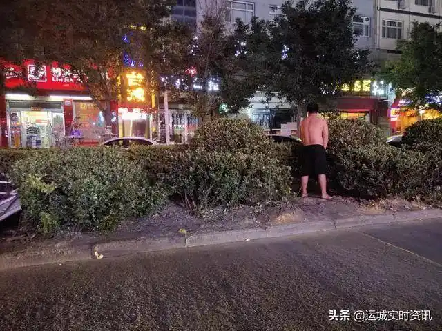 夜市好多男人随地大小便臭死了