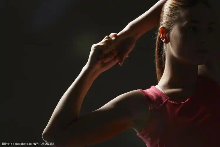 健身的女性运动员图片