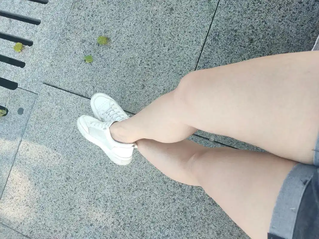 漏脚脖子季节到了 #肉肉腿 #高跟鞋给不了平底鞋的安稳 漏 - 抖音