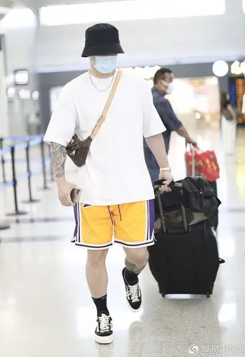 蒋劲夫久违现身机场,一身运动装花臂抢镜