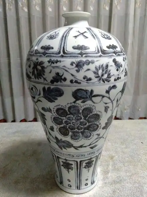 洪武青花牡丹纹梅瓶