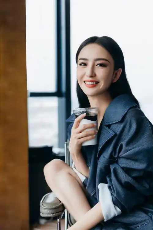 佟丽娅超话#你好佟丽娅#等待ing6115一会微博之夜见(咖啡已到手版