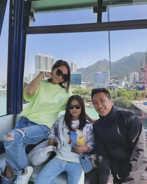 洗米华家人近况曝光洗米嫂带公公婆婆游香港三代同框显温馨