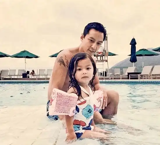 吴彦祖一家三口走红毯!