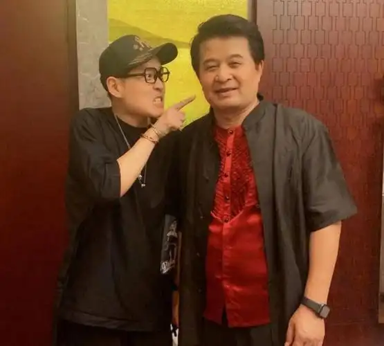 64岁主持人毕福剑近照曝光村里扛扁担干农活牙齿豁口脸发福