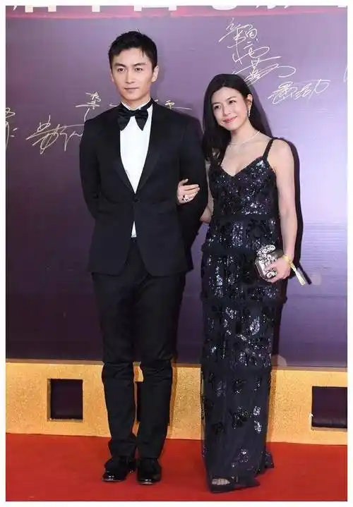 陈妍希难得与老公陈晓同台优雅举止如女王小同伴竟小四岁