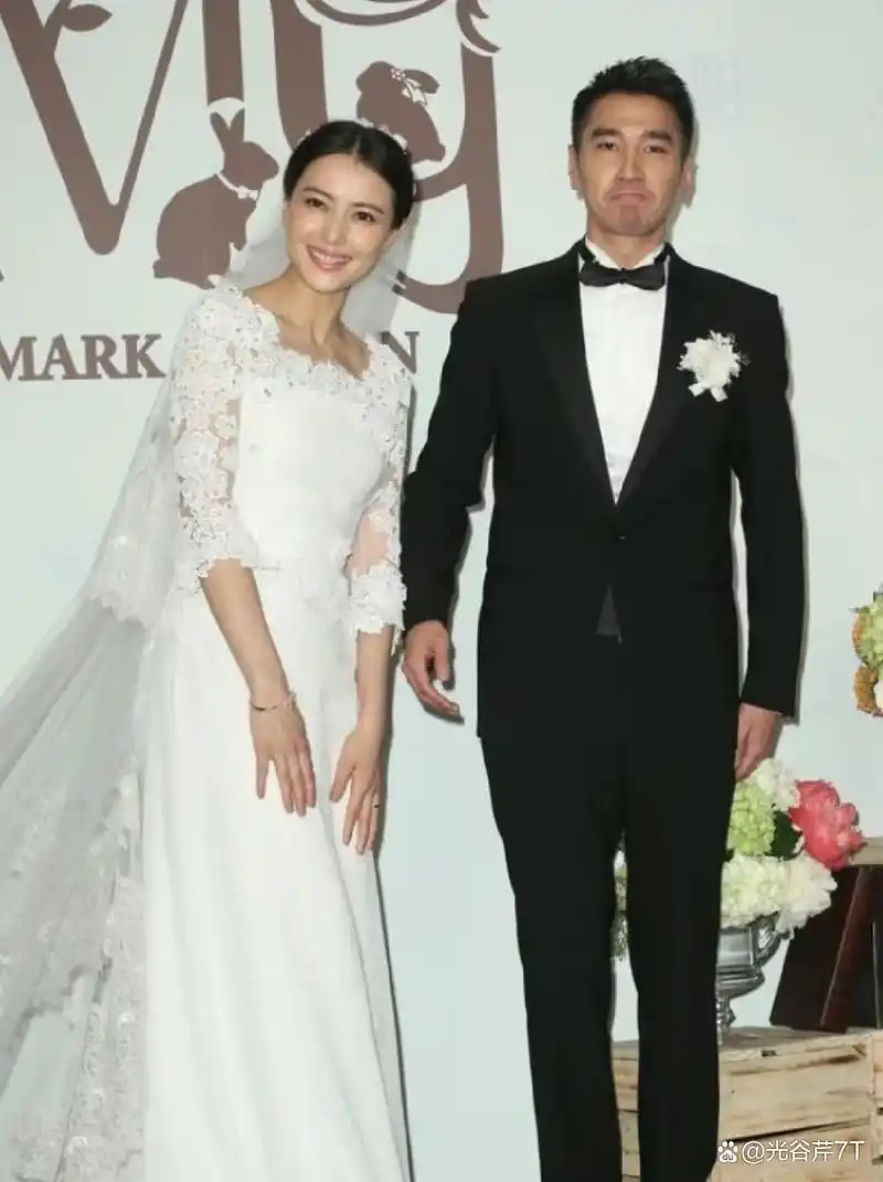 高圆圆赵又廷参加好友婚礼,相视而笑画风超甜,结婚10年恩爱如初