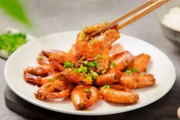 码入虾,喷上油;放入空气炸锅中,设置180℃炸12分钟即可,一道美味香酥