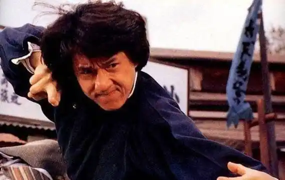 成龙的6岁,17岁,24岁,30岁,51岁,出道47年就剪过一次短发