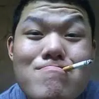 丑到爆炸的男自拍图片_微信头像图片大全