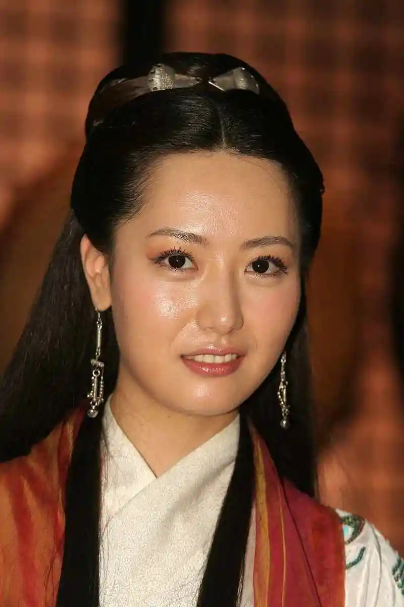 眼神长远绵密,让人觉得深不可测,猜不透,白冰和胡歌,张世出演过《神话