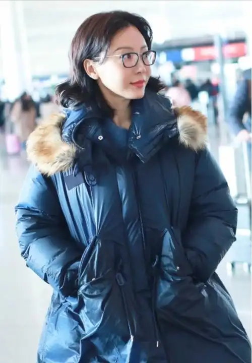 陈数低调现身机场,妆容精致戴眼镜变身知性熟女