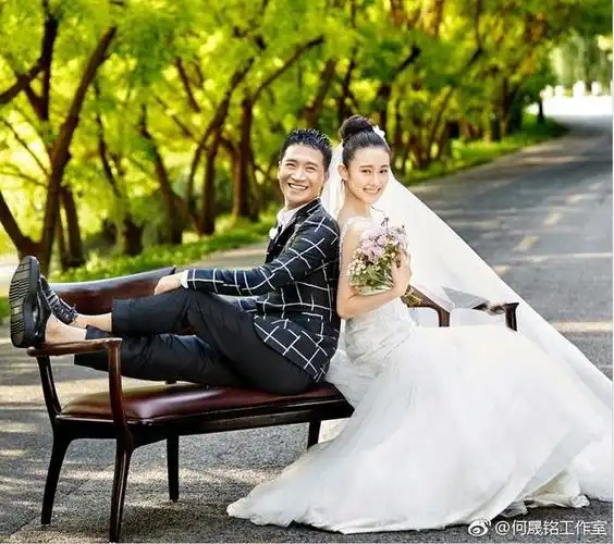 何晟铭晒婚纱照太恩爱,42岁仍然这么帅气,撒狗粮让网友羡慕