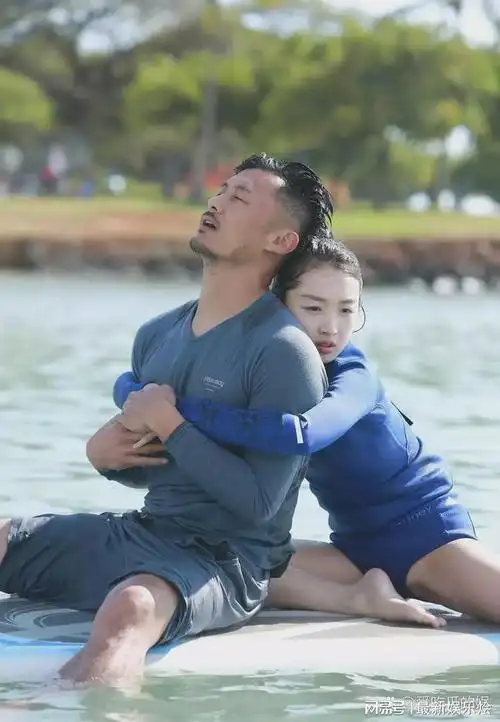 周冬雨余文乐俩人玩挺嗨