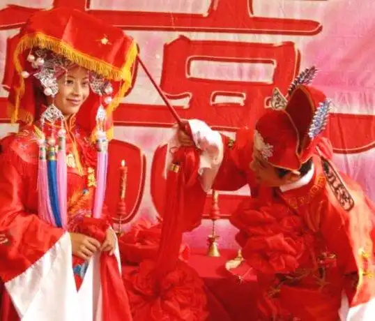 回到宋元明清参加一场婚礼,你会发现,很多仪式现在仍传承不衰!