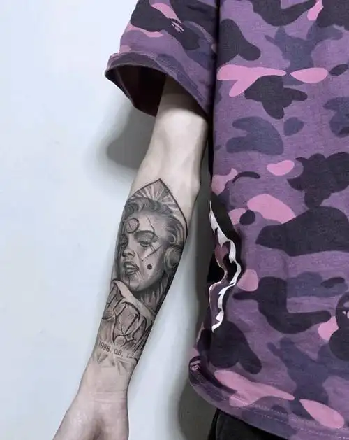 欧美风纹身图片_手部手臂欧美写实花体字纹身图案