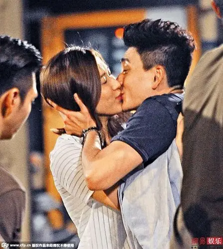 黄宗泽激吻钟嘉欣笑场喜感足