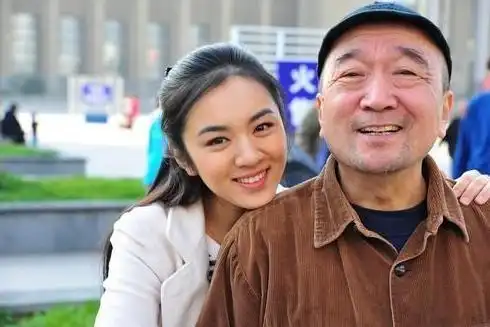 李彧妻子叫陈燕琳,长得十分的高挑貌美,陈燕