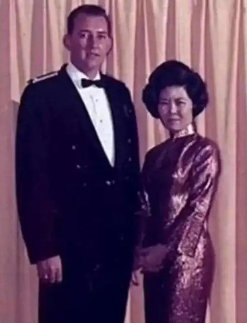 毕丽娜教费伟德纠正蹩脚的中文发音,而费伟德则邀请毕丽娜去看篮球