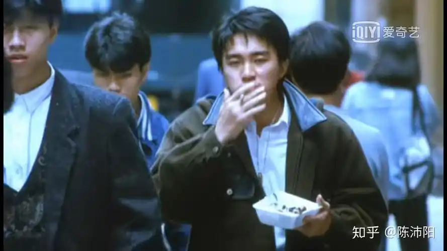 有人知道周星驰在咖喱辣椒中吃盒饭时穿的这个外套是什么牌子的吗