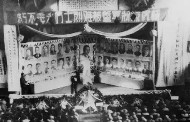 时盘棋17岁战地摄影师随军解放重庆拍下杨虎城遗体发掘过程