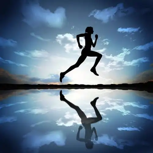 一个男 i> i>人 /i> /i> i>奔 /i> i>跑 /i>在傍晚的天空的轮廓