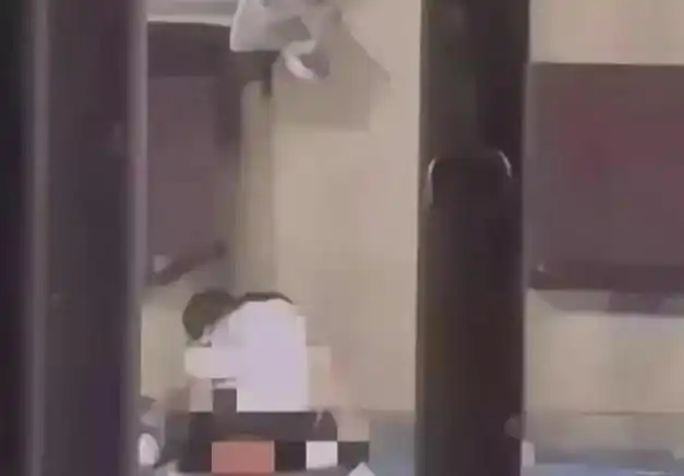 毁三观大学情侣白天操场当众啪啪视频被疯传女生好生猛