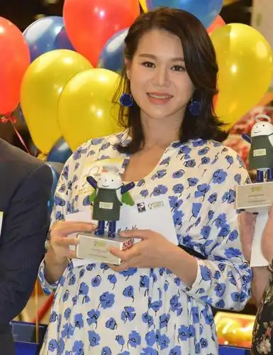 胡杏儿挺7个月"巨肚"亮相,胖18斤却更美了,对胎儿性别保密