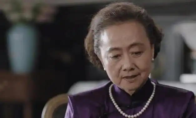 72岁黄梅莹真是优雅到老,体态优雅,穿衣体面,短发精致,羡慕了|卷发