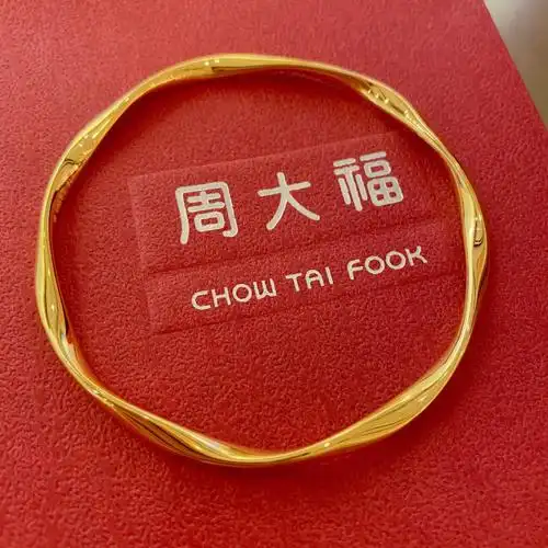 周大福莫比乌斯环手镯