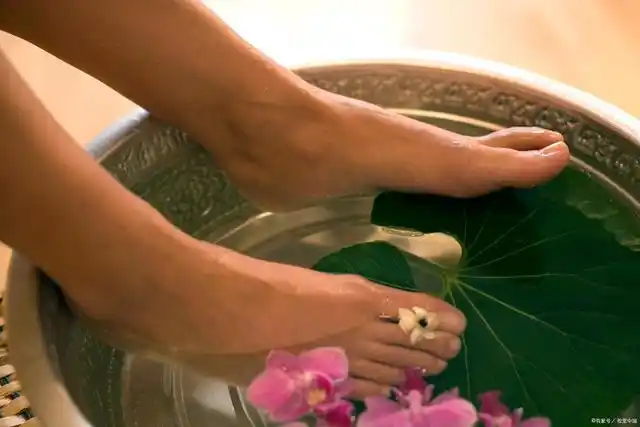 67岁阿姨1年足浴花掉近300万!网友:我愿意天天给阿姨洗脚