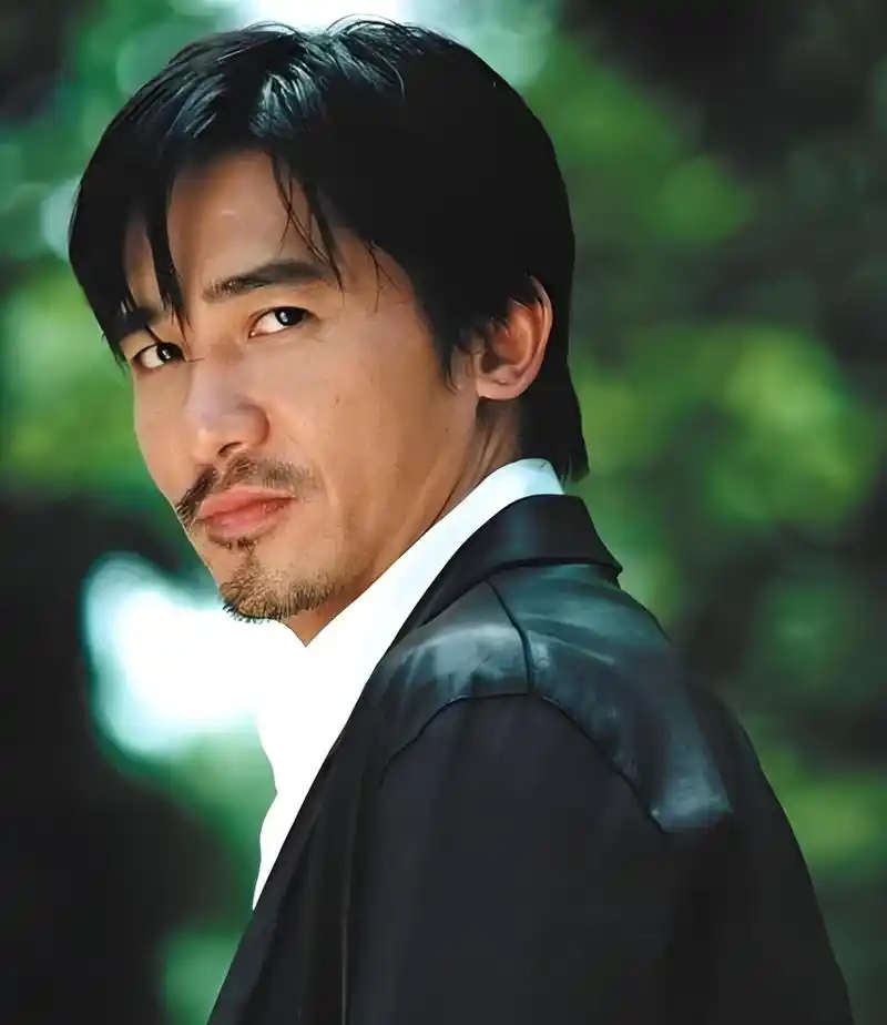 梁朝伟颜值巅峰的时候,我都要避让三分,如今61岁的梁朝伟,青春一炔换