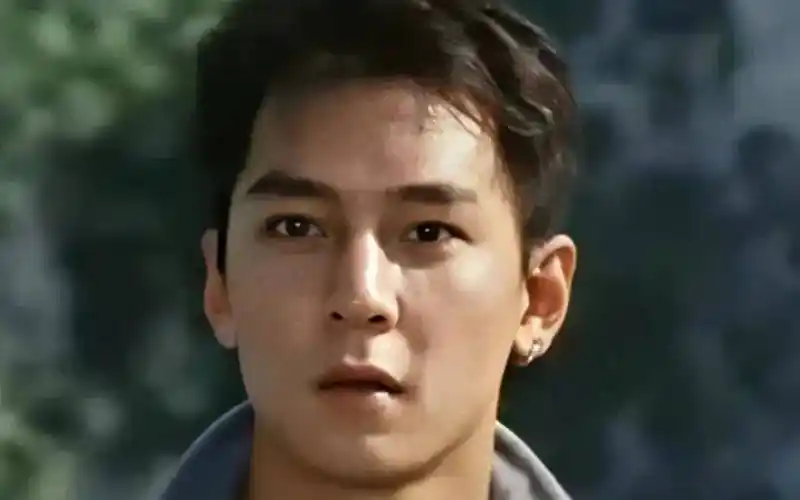 但男神也难逃变老,吴彦祖年轻时的嘴唇就偏薄,但好在年轻,嘴唇有点肉