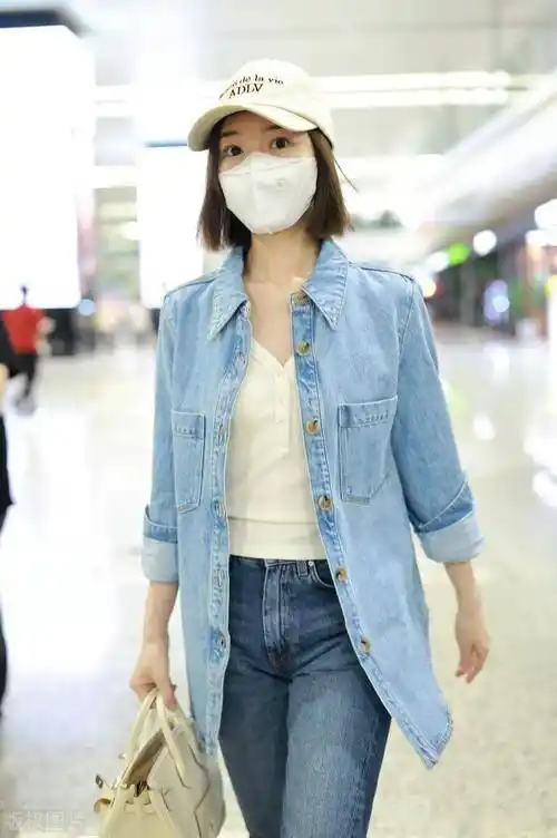 毛晓彤现身上海机场,牛仔套装搭配马丁靴清新十足_虹口