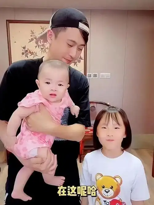 主持人杨帆娶平凡妻子李松奇生下两个女儿日子过得有滋有味