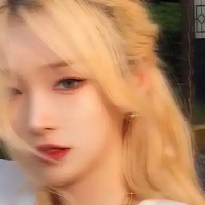 女生头像简单气质黄发