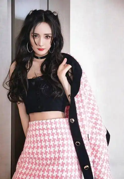 杨幂辣妈穿搭太性感了,粉色套装搭配公主发型,魅力四射_造型_时尚