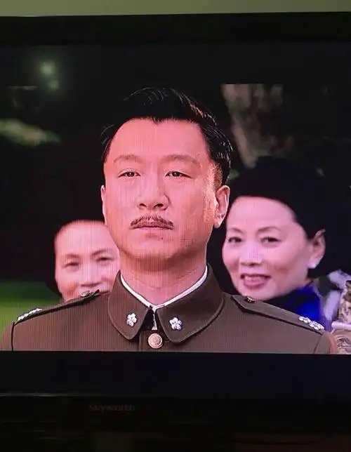 带领时装队员们参加电影"触不可及"拍摄场景时留念.